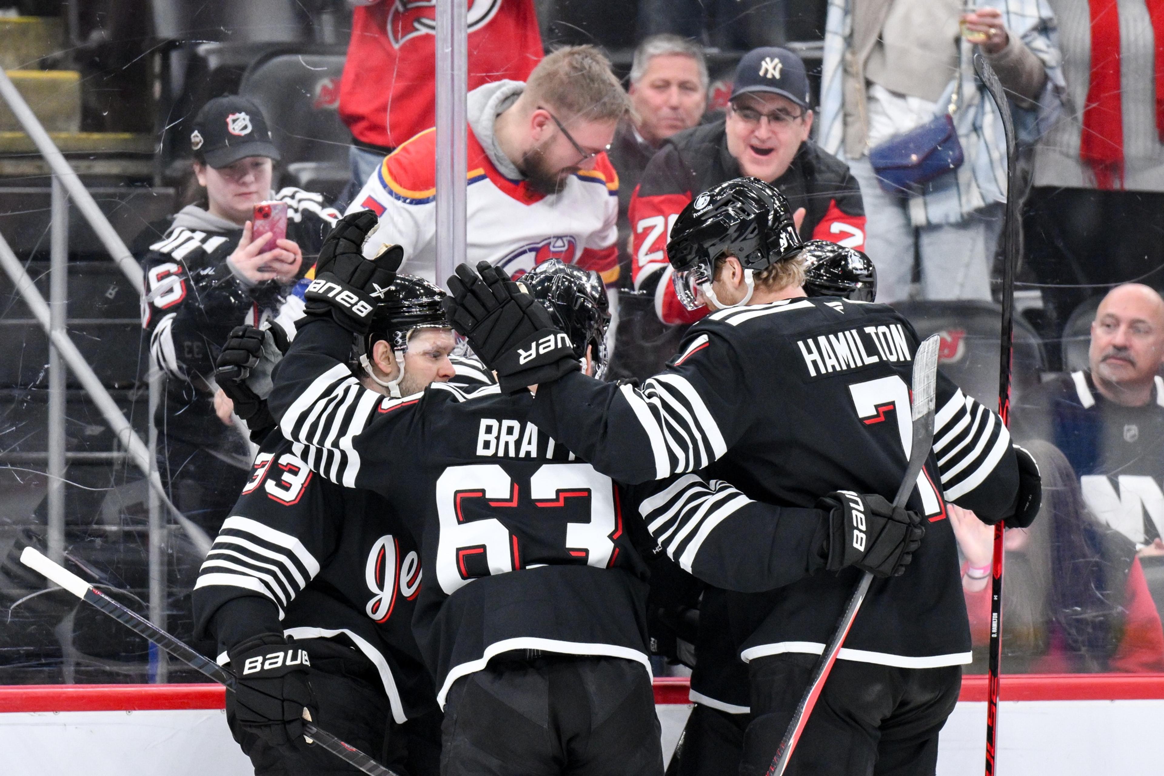 NHL: New York Islanders at New Jersey Devils