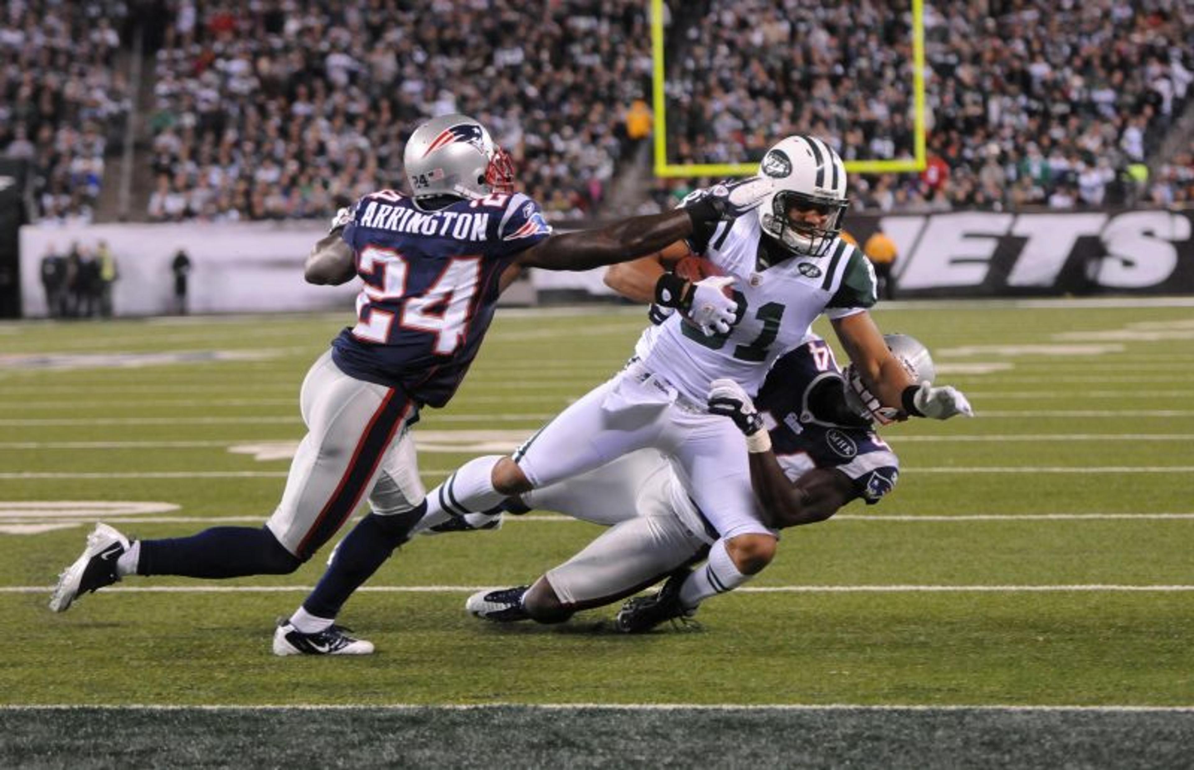 New York Jets tight end Dustin Keller falls short of the end zone against the New England Patriots at MetLife Stadium.