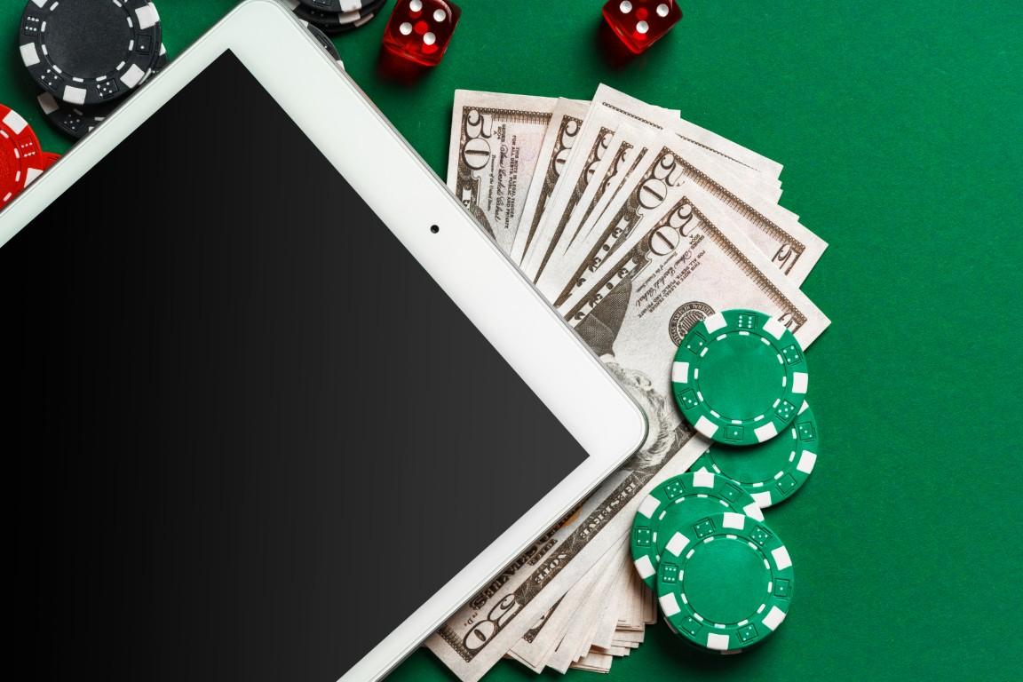 online-casino-gambling-with-tablet