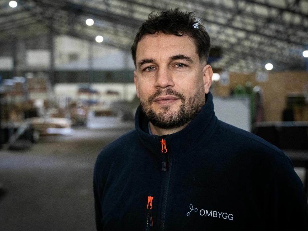 SOLGT: Bildet i bakgrunnen ble funnet innimellom et lass med finerplater etter en utstilling på Økernsenteret. 