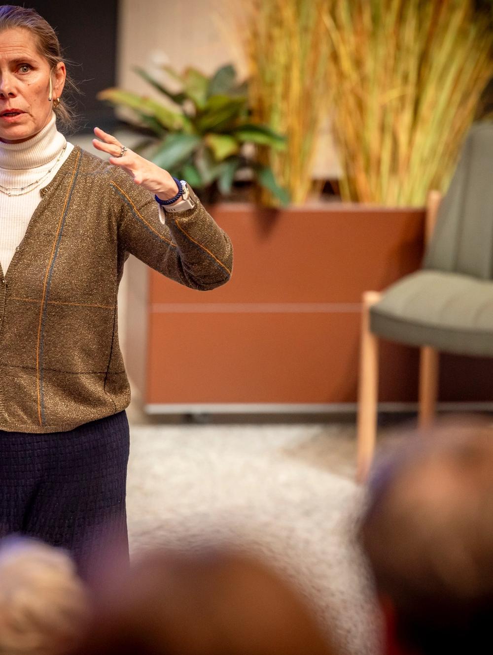 Louise Dedichen presenterer