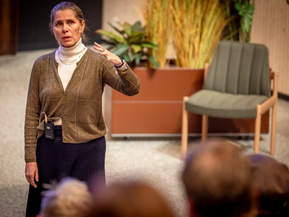 Louise Dedichen presenterer