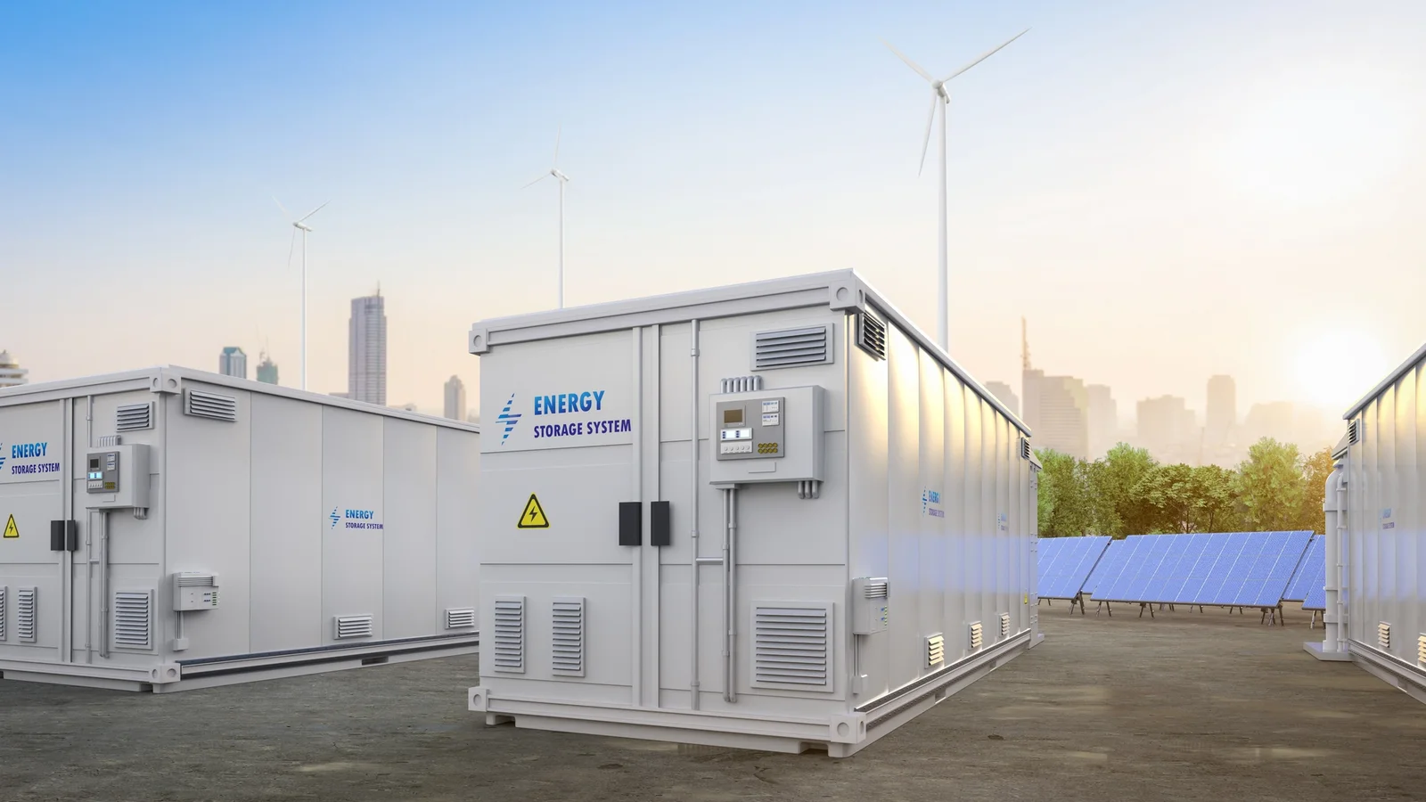 Energiespeicher-Container mit PV- und Windkraftanlagen im Hintergrund
