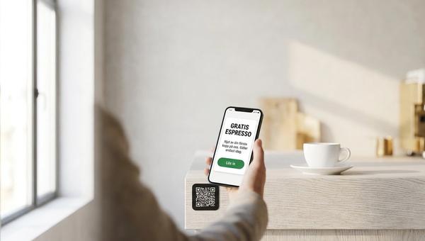 En kund i ett ljust svenskt café skannar en QR-kod vid kassadisken och ser en digital värdecheck på sin telefon.