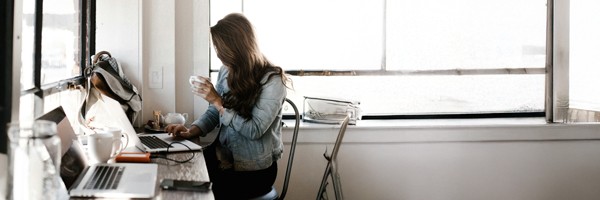 Osoba przy biurku z duża ilością pracy