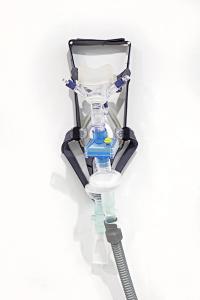 Homonyme, 2018, Plastic tube and breathing apparatus, cotton fabric, velcro, Mask: 47 × 20 × 23 cm, Tube: 480 cm ø 5 cm (undefined), Berenice Olmedo, Jan Kaps, Cologne