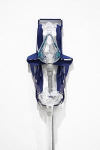 Homonyme, 2018, Plastic tube and breathing apparatus, cotton fabric, velcro, Mask: 50 × 25 × 15 cm, Tube: 240 cm ø 5 cm (undefined), Berenice Olmedo, Jan Kaps, Cologne