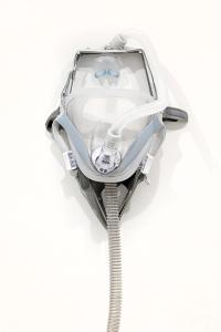 Homonyme, 2018, Plastic tube and breathing apparatus, cotton fabric, velcro, Mask: 40 × 28 × 22 cm, Tube: 240 cm ø 5 cm (undefined), Berenice Olmedo, Jan Kaps, Cologne