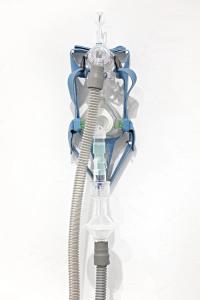 Homonyme, 2018, Plastic tube and breathing apparatus, cotton fabric, velcro, Mask: 57 × 19 × 14 cm, Tube: 240 cm ø 5 cm (undefined), Berenice Olmedo, Jan Kaps, Cologne