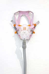 Homonyme, 2018, Plastic tube and breathing apparatus, cotton fabric, velcro, Mask: 33 × 23 × 13 cm, Tube: 200 cm ø 5 cm (undefined), Berenice Olmedo, Jan Kaps, Cologne