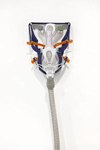 Homonyme, 2018, Plastic tube and breathing apparatus, cotton fabric, velcro, Mask: 28 × 20 × 11 cm, Tube: 200 cm ø 5 cm (undefined), Berenice Olmedo, Jan Kaps, Cologne