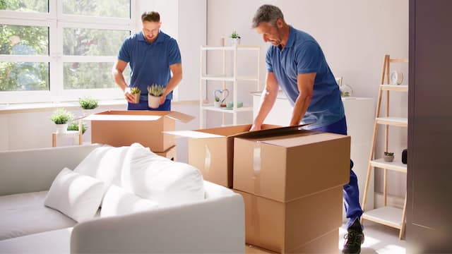 2 people unloading boxes