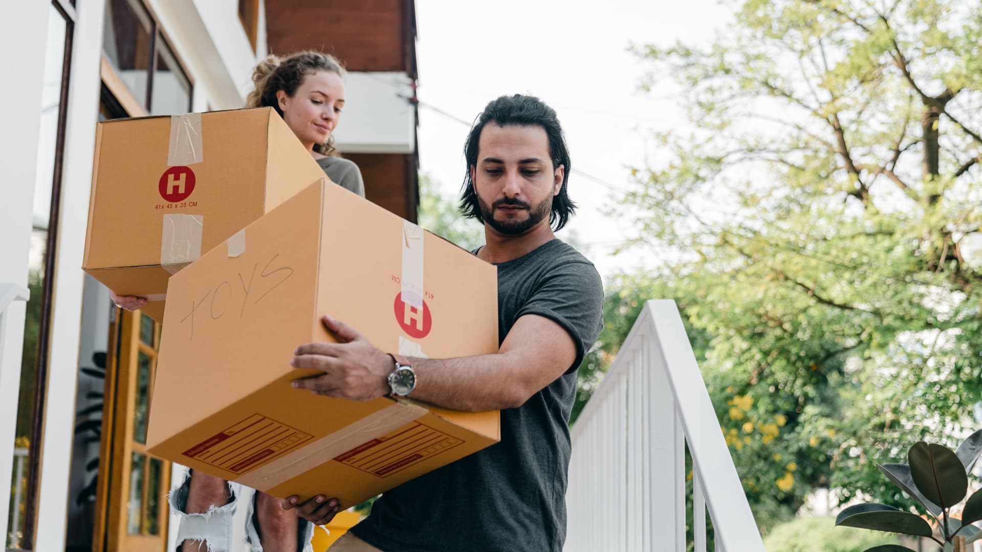 2 people moving boxes