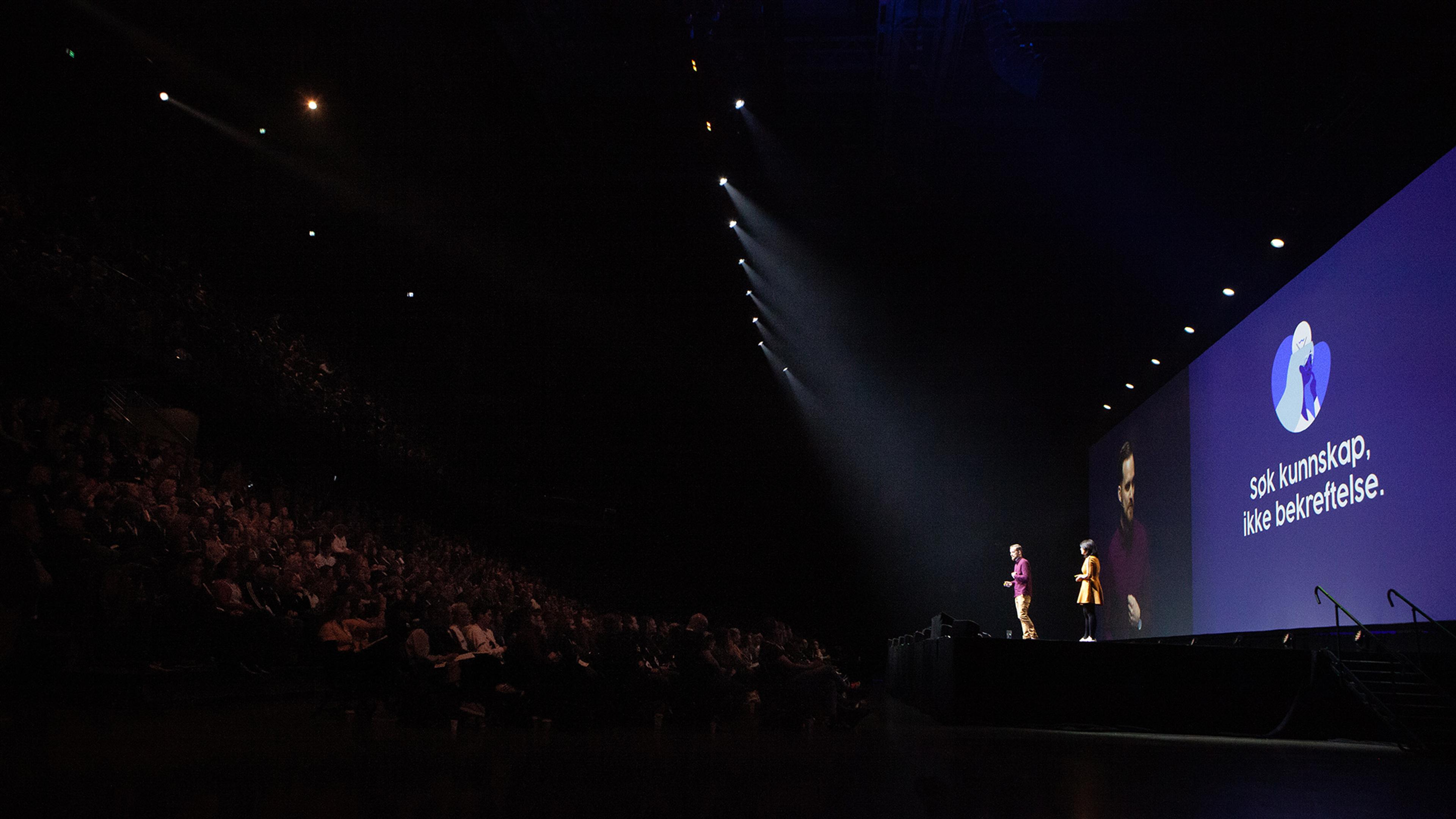 Joakim og Kea på scenen