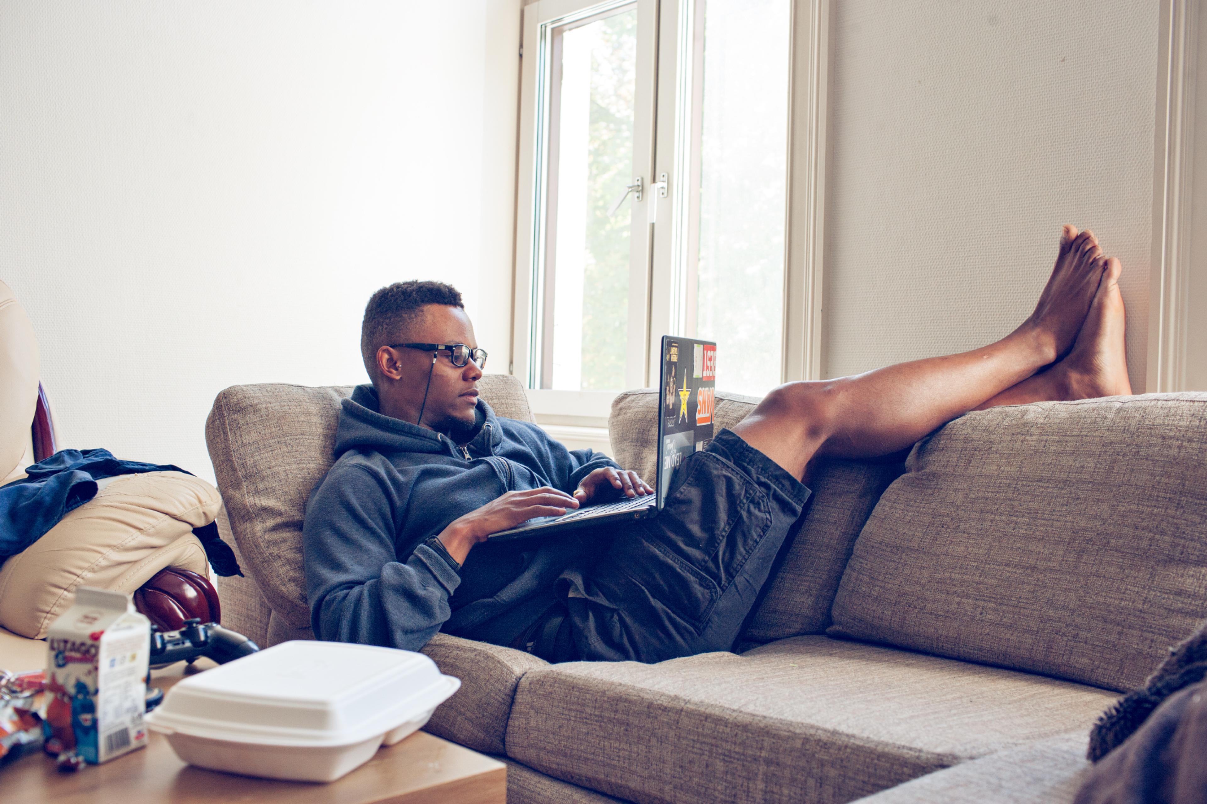 Mann med en bærbar maskin på fanget