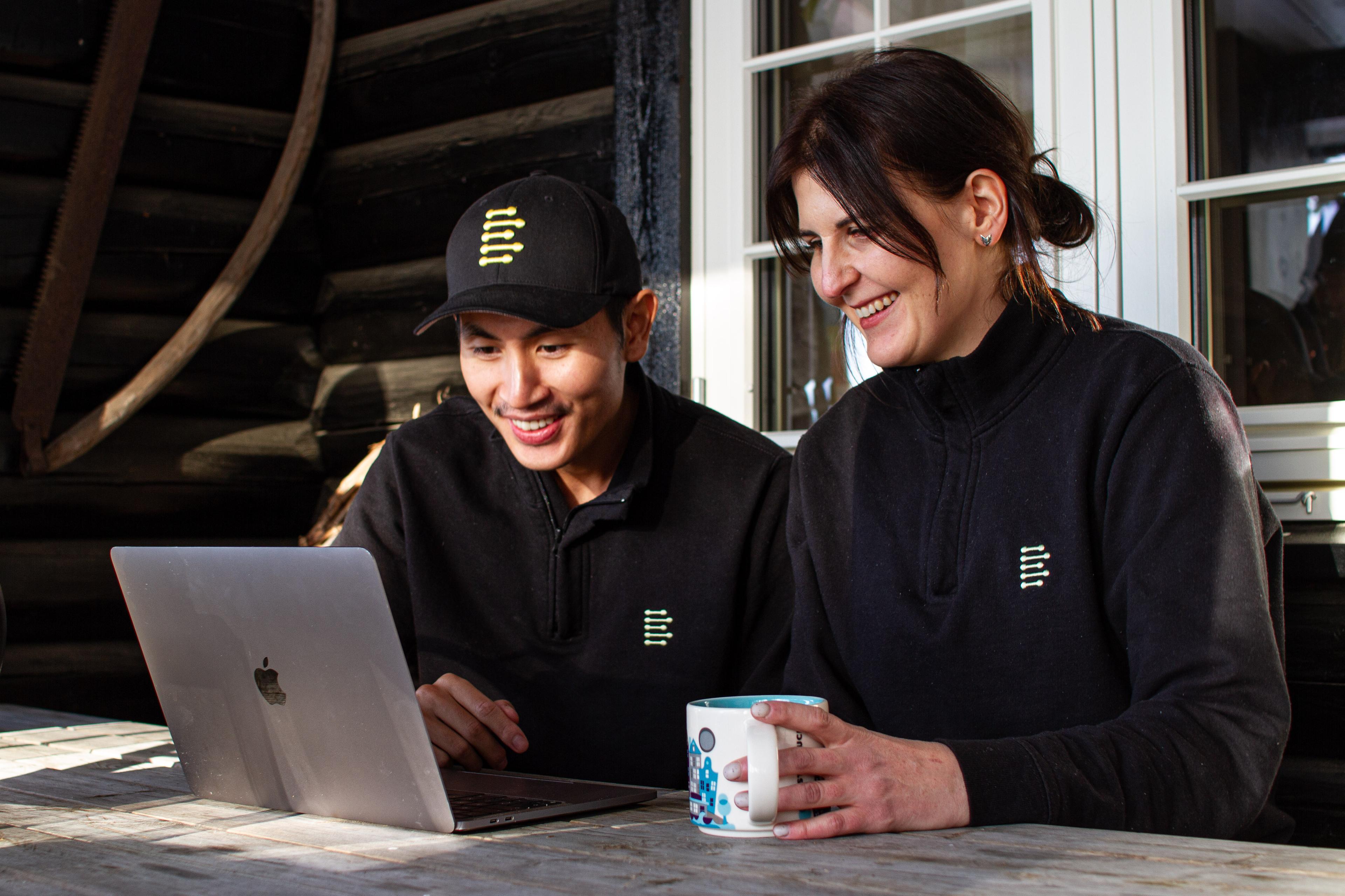 To kolleger foran en skjerm