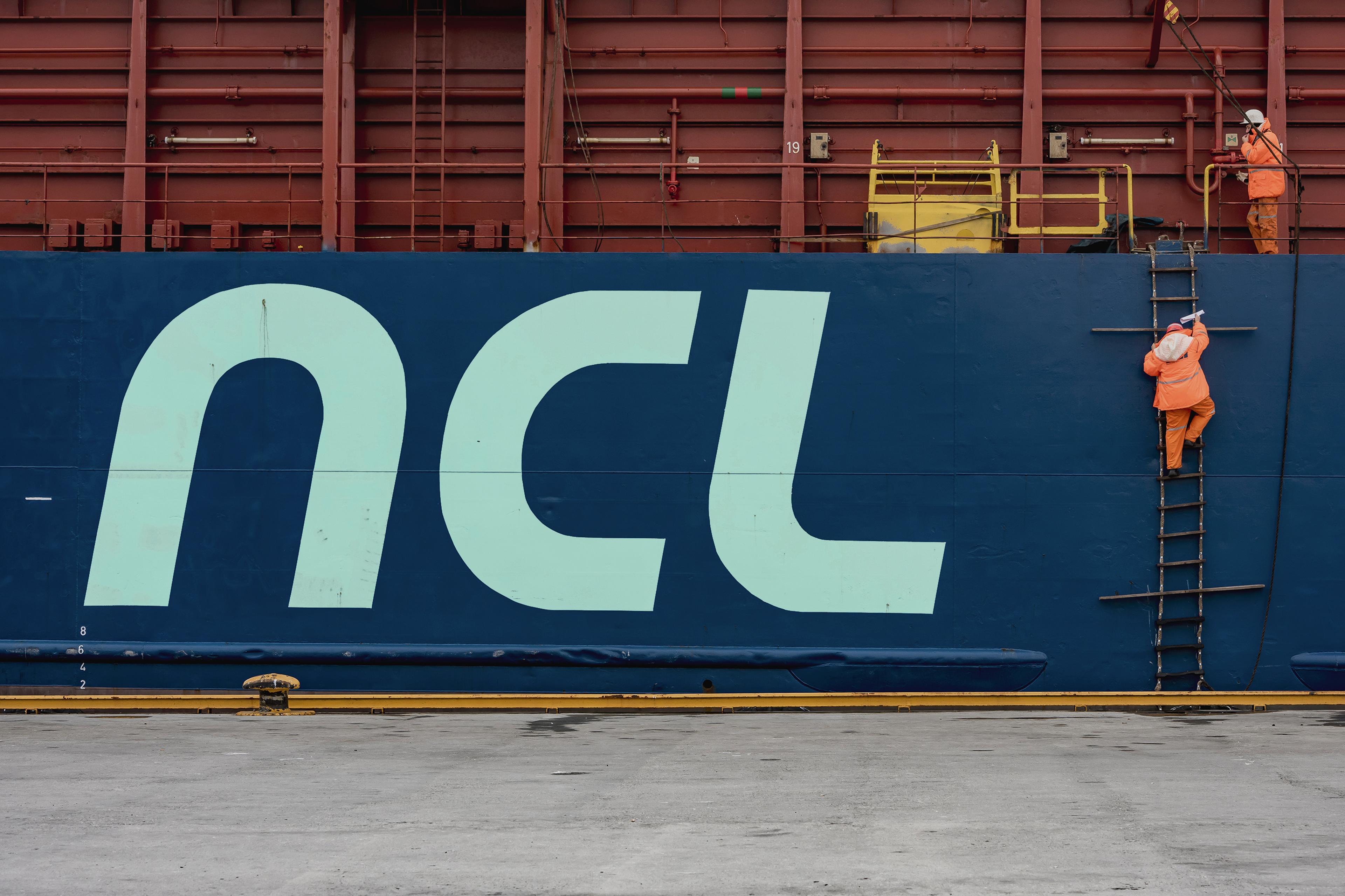 En båt som ligger til havn.