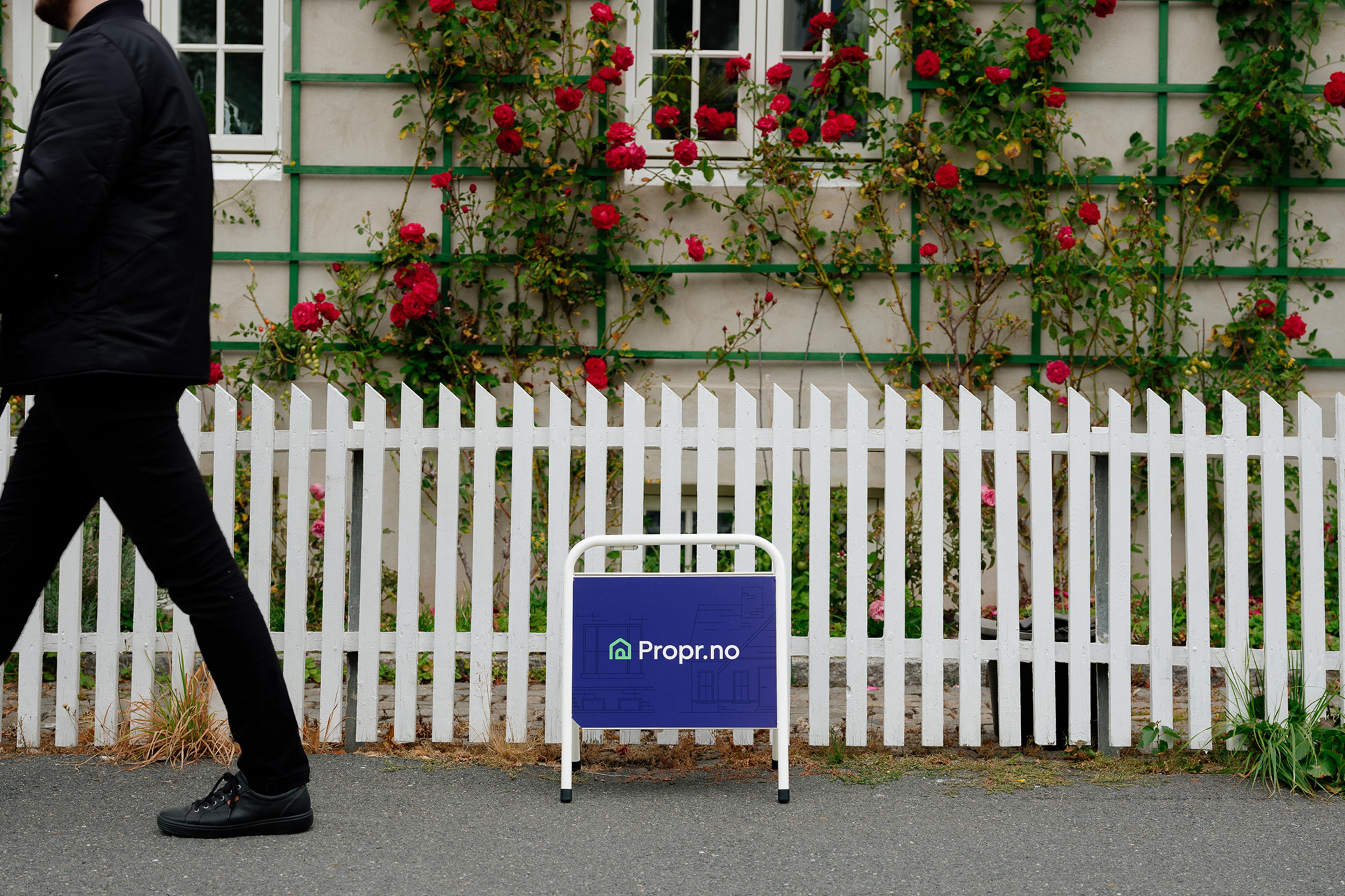 Mann som går forbi et Propr-visningsskilt.