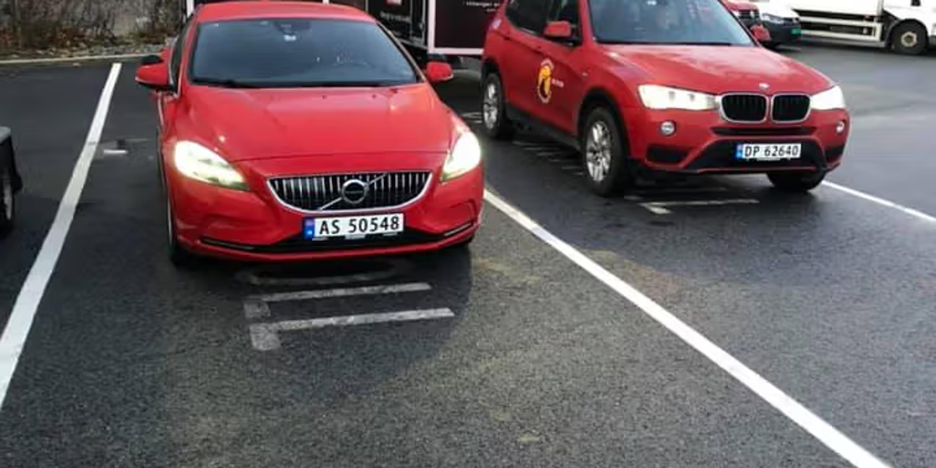 To bilar frå Fossedal Trafikkskule. Foto.