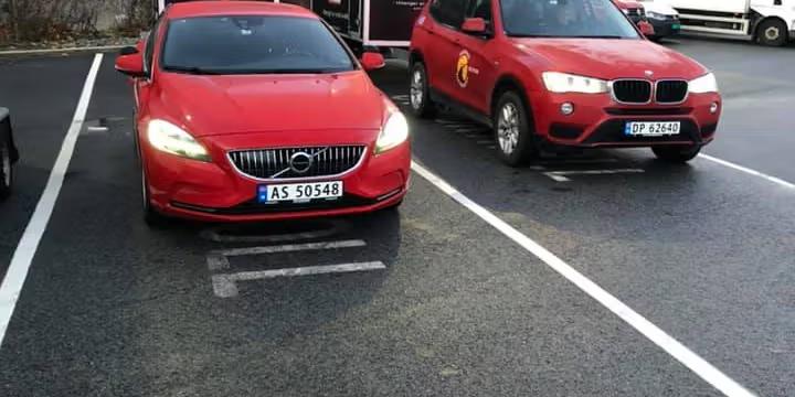 To bilar frå Fossedal Trafikkskule. Foto.