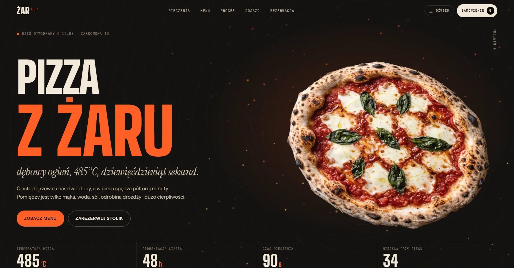 Strona główna pizzerii Żar: hasło „Pizza z żaru”, przyciski menu i rezerwacji, pizza w scenie 3D oraz parametry pieca