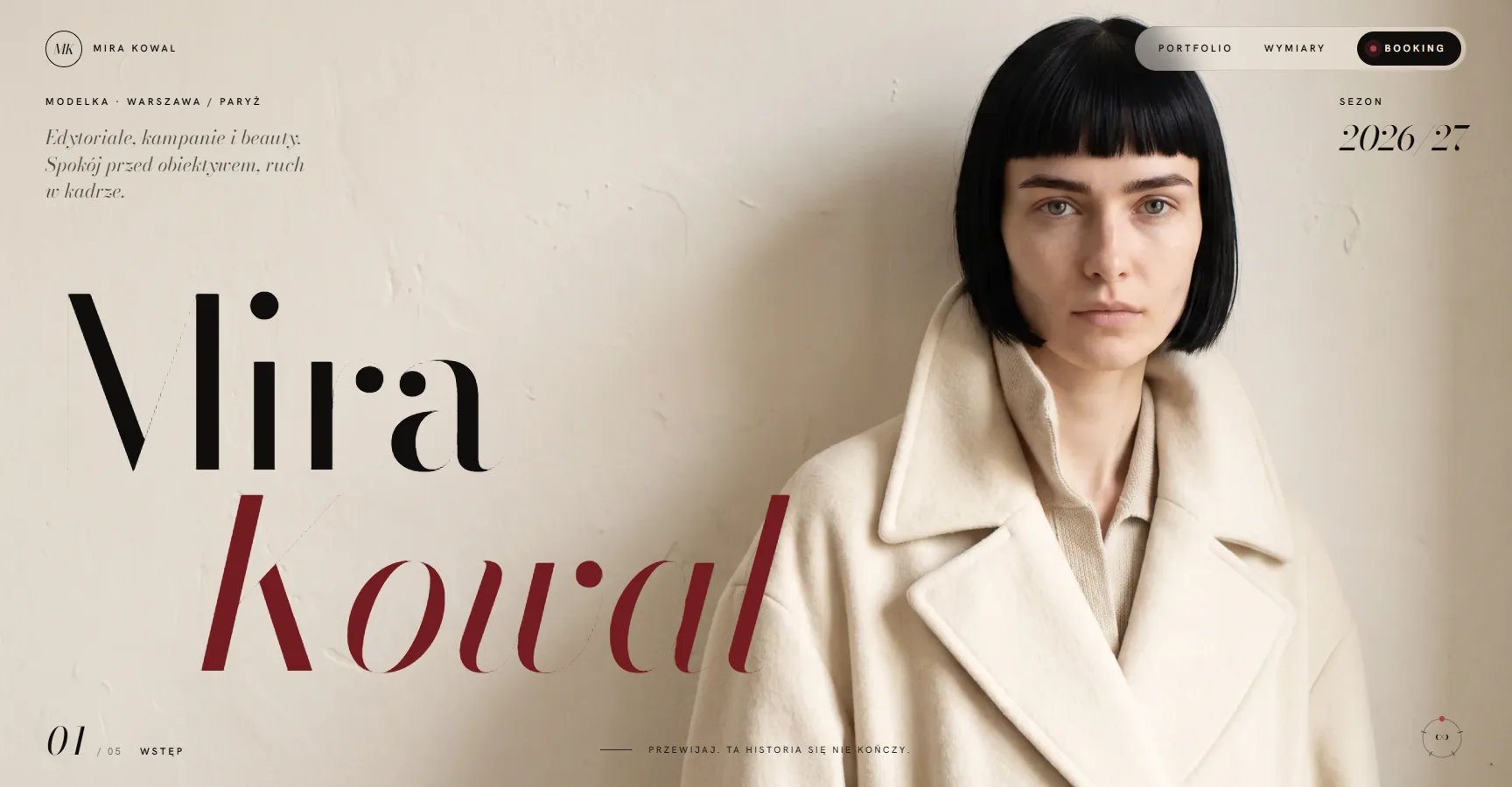 Strona główna portfolio Miry Kowal: portret modelki w kremowym płaszczu, duże nazwisko i nawigacja Portfolio, Wymiary, Booking
