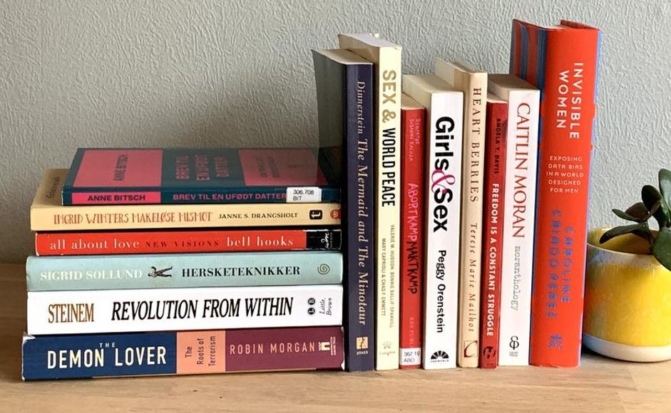 Stabel av bøker på en bokhylle