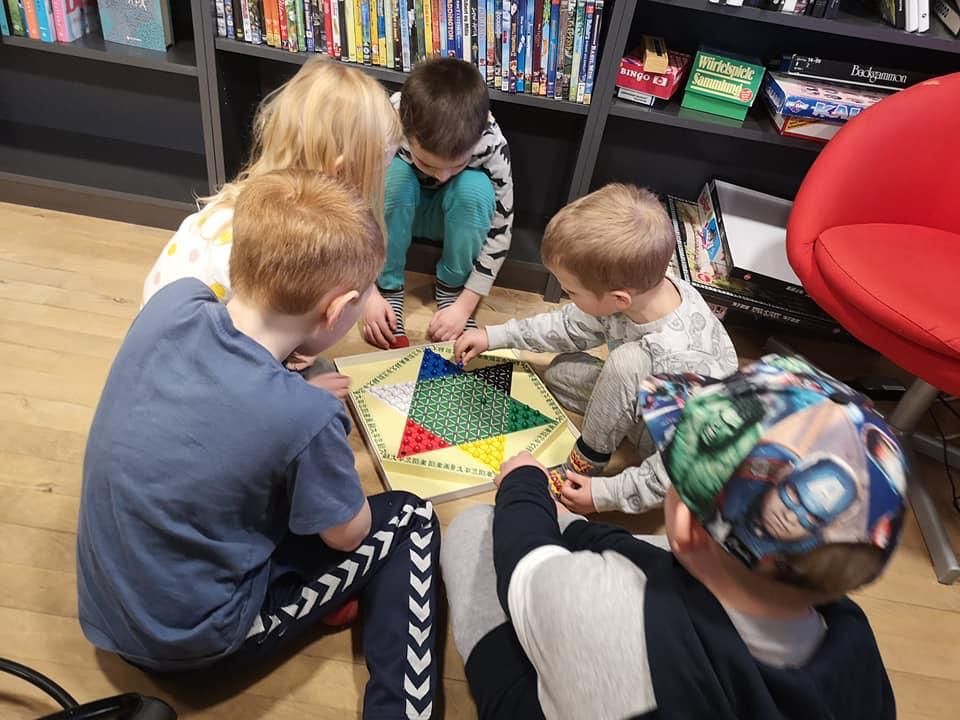 Barn spiller spill på Rennesøy bibliotek.