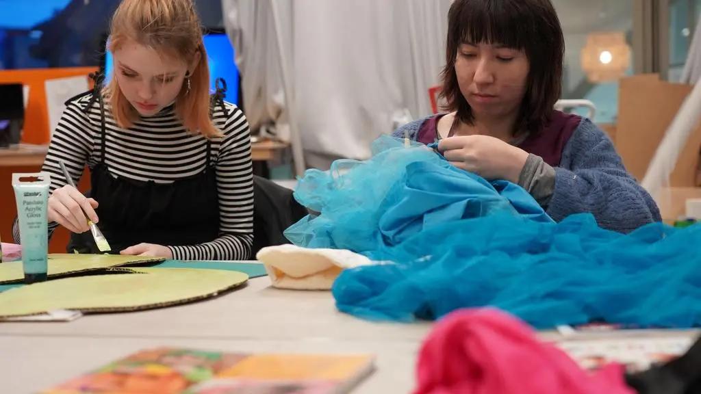 To jenter lager kostymer til Halloween i verkstedet i 3. etasje på Sølvberget.