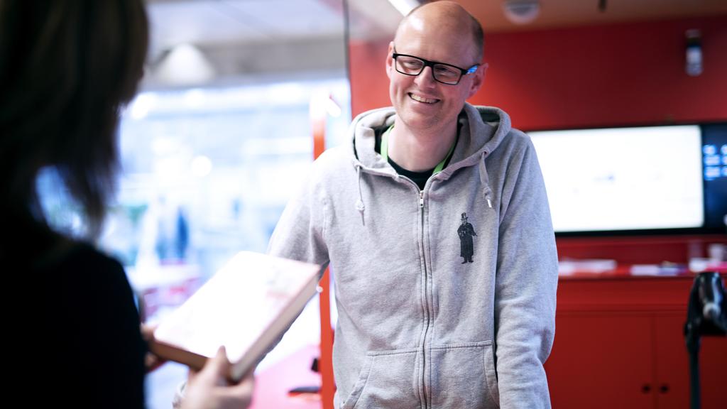 Åsmund Ådnøy hjelper en låner på Sølvberget