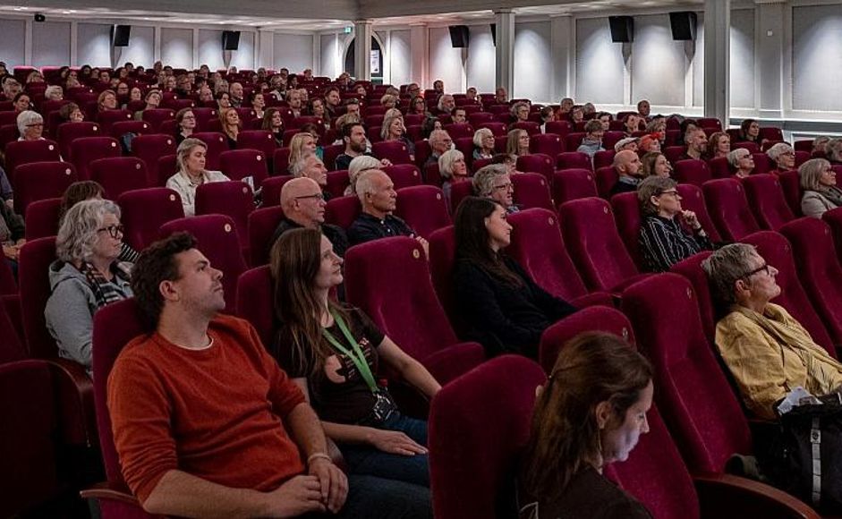Publikum i kinosal 1 deltar på Bokprat