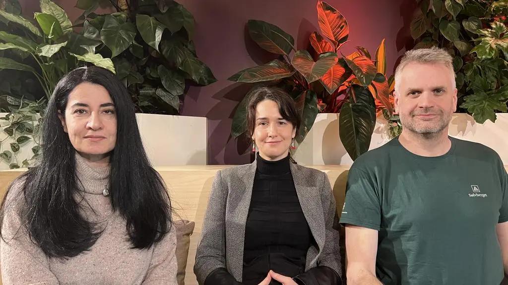 Våre tre formidlere Selma Yonus (arabisk), Yngve Anda (fransk) og Jelena Usken (serbisk) smiler til kamera.