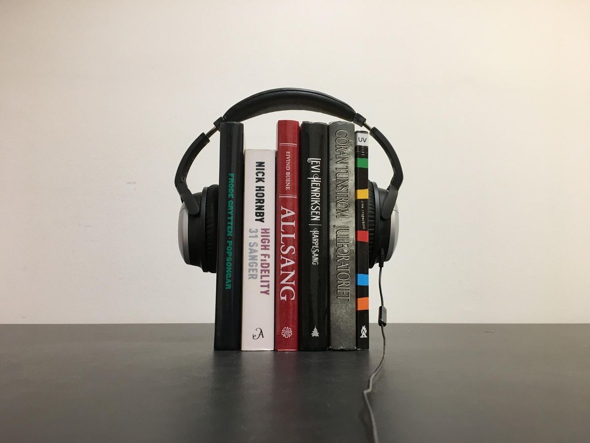 Hodetelefoner rundt bøker