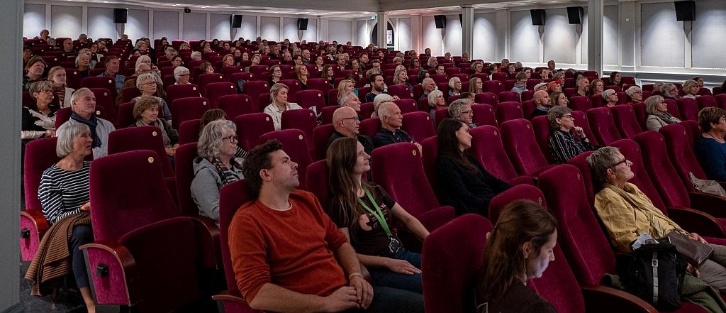 Publikum i kinosal 1 på Sølvberget har bokprat