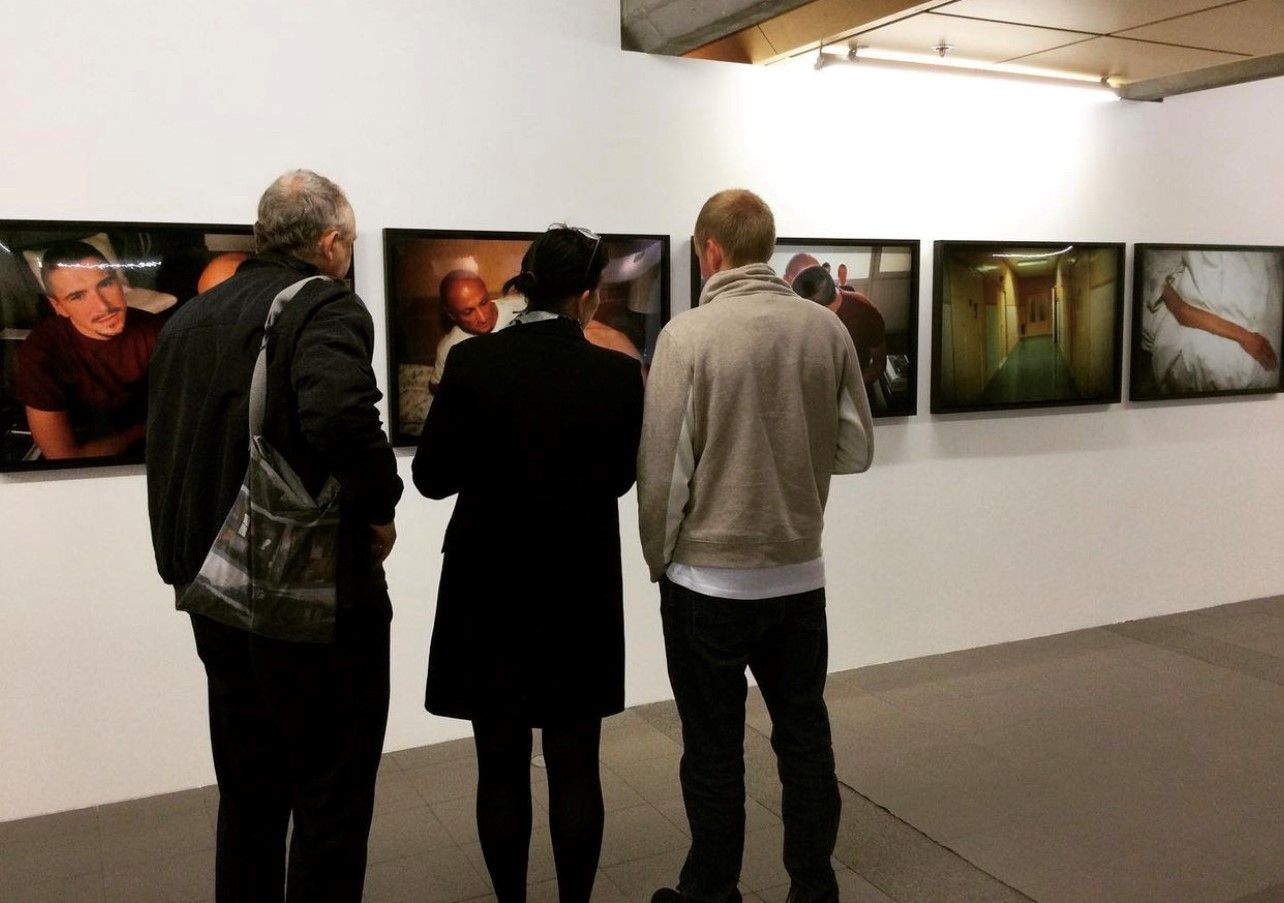 Sølvberget galleri presenterer utstillingen BREAK FREE - samtidskunst som speiler kjønnsmangfoldet i vår tid og markerer 50 år siden avkriminaliseringen av homofili i Norge. 