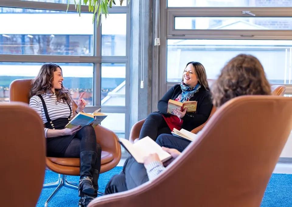 Deltagere på Shared-reading snakker om teksten de har hørt.