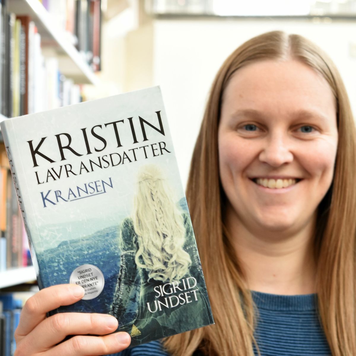 Dame holder boken Kristin Lavransdatter Kransen av Sigrid Undset