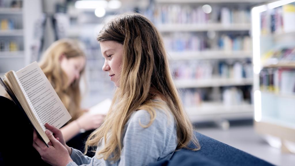 Jente som leser på Sølvberget
