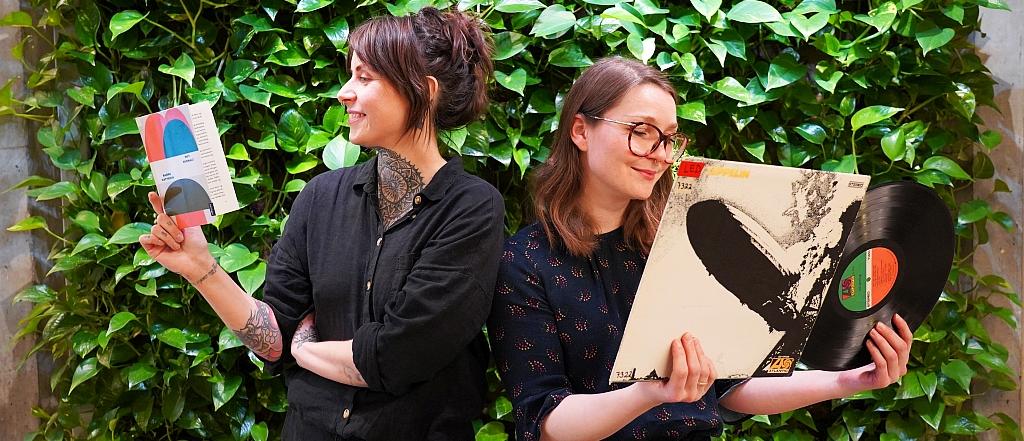 Vanessa Bollestad og Thale Dobbert holder bok og plate