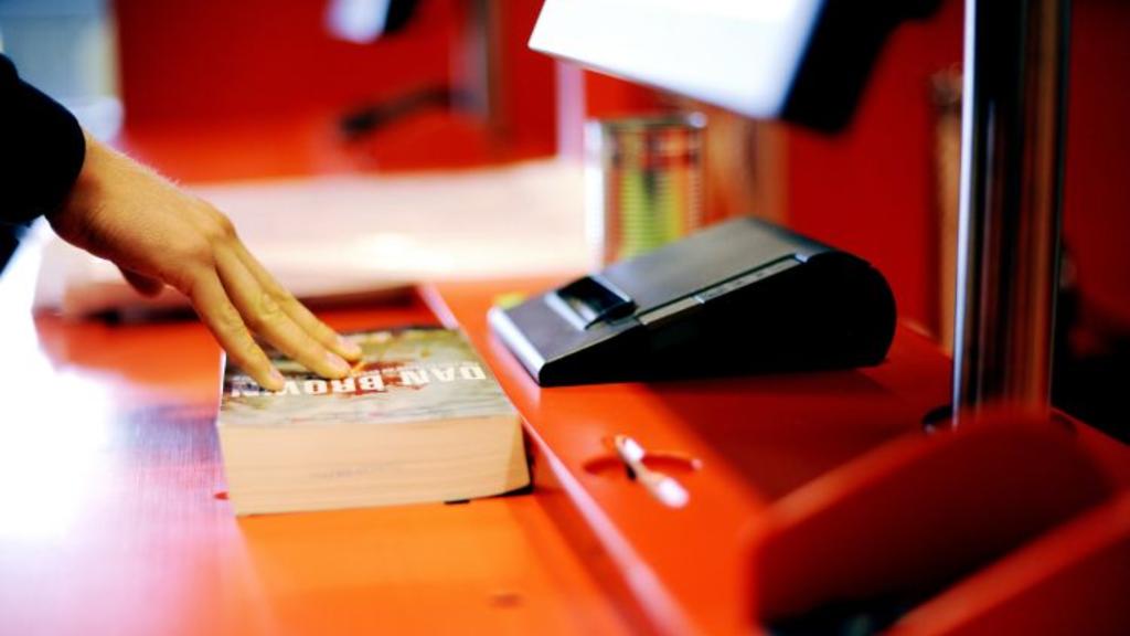 En bok registreres på utlånsautomaten i 1. etasje på Sølvberget