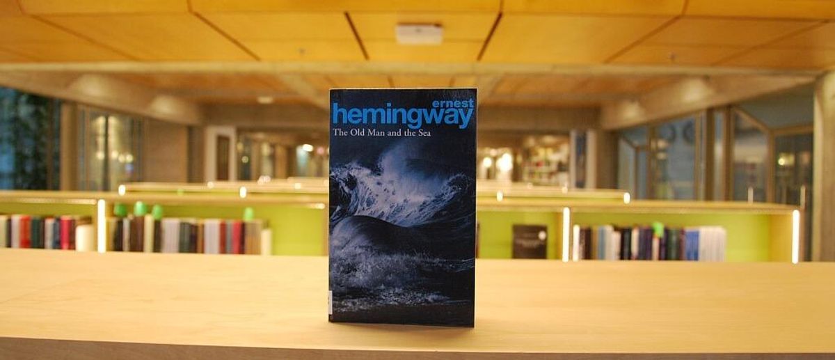 Den gamle mannen og havet av Ernest Hermingway bok i bibliotek