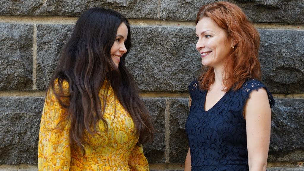 Marianne Stenerud og Ingunaya Myhre Larsen smiler til hverandre.