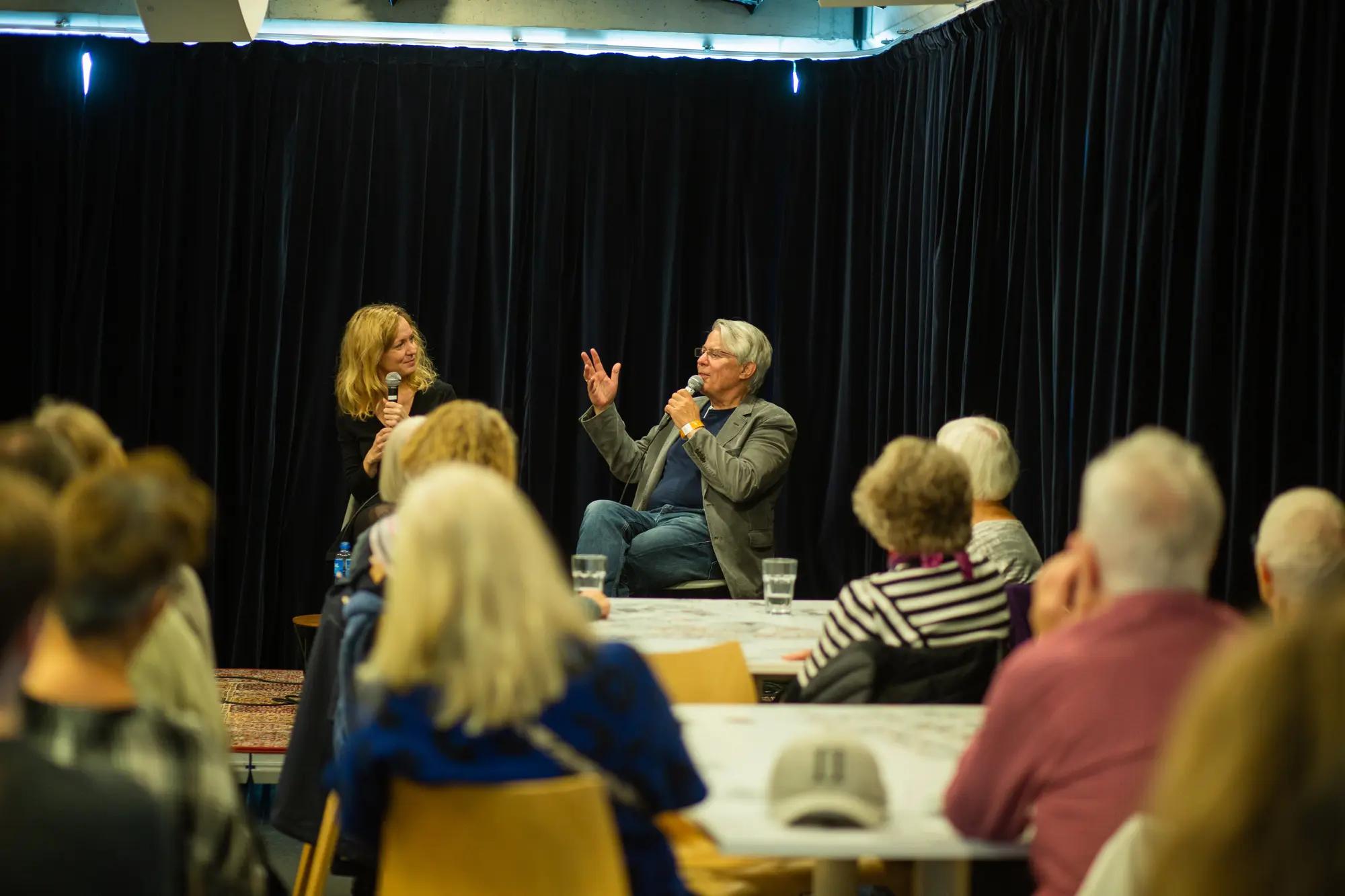 Publikum hører på en forfattersamtale i Kafé Salongen i 4. etasje.
