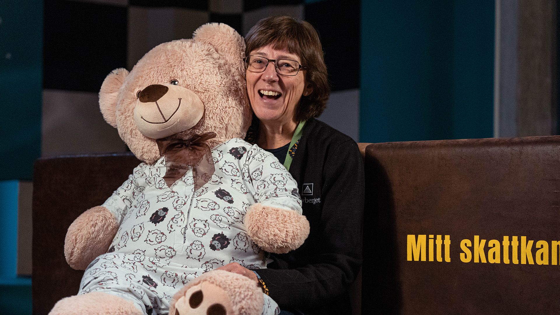 Eli-Gunn sitter med bamse på fanget i Skattkammeret på Sølvberget