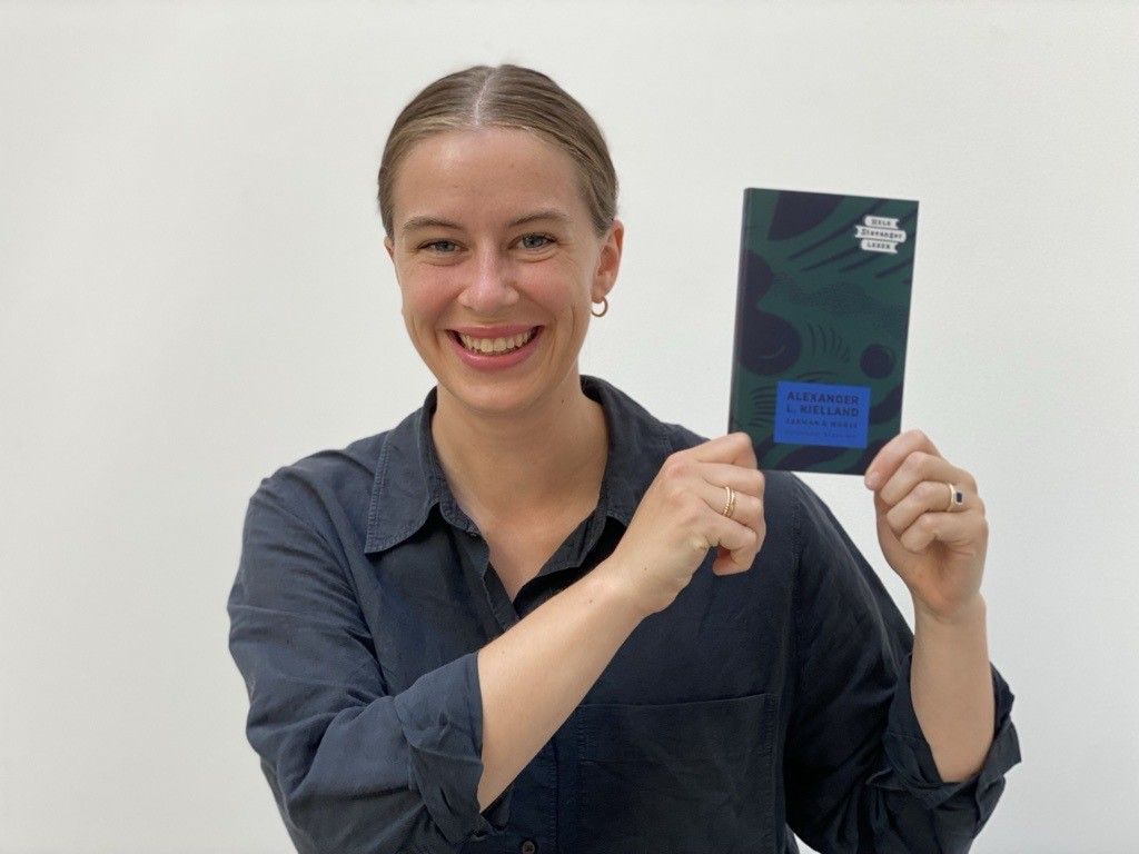 Hannah Ersland med Hele Stavanger leser 2024 boken, Garman og Worse av Alexander Kielland.