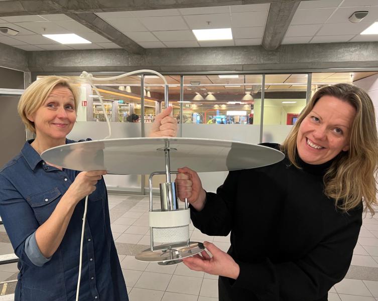 Susanne Borg og Sesella Knutsvik viser frem lamper i første etasje på Sølvberget