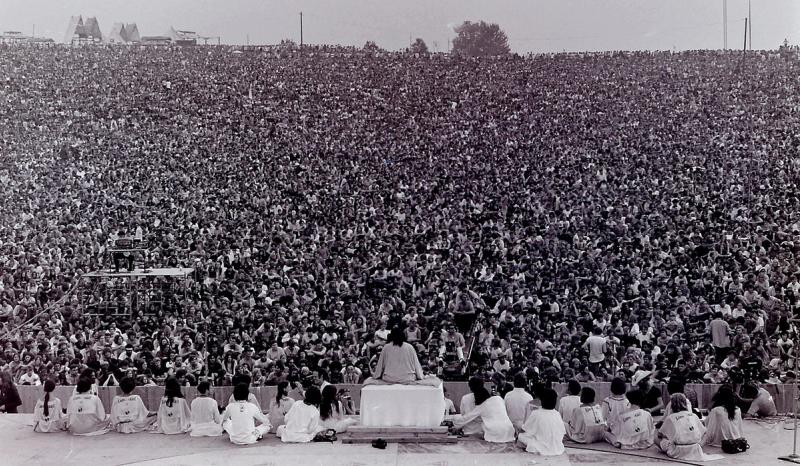 Woodstock åpningsseremoni foto Mark Goff https://commons.wikimedia.org/wiki/File:Swami_opening.jpg
