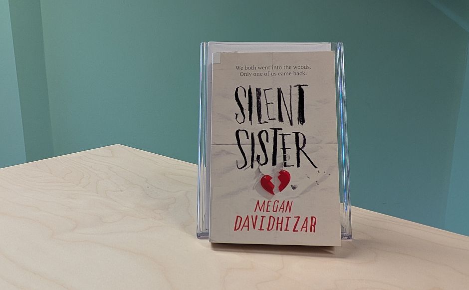 Boken Silent sister av Megan Davidhizar stående på et bord