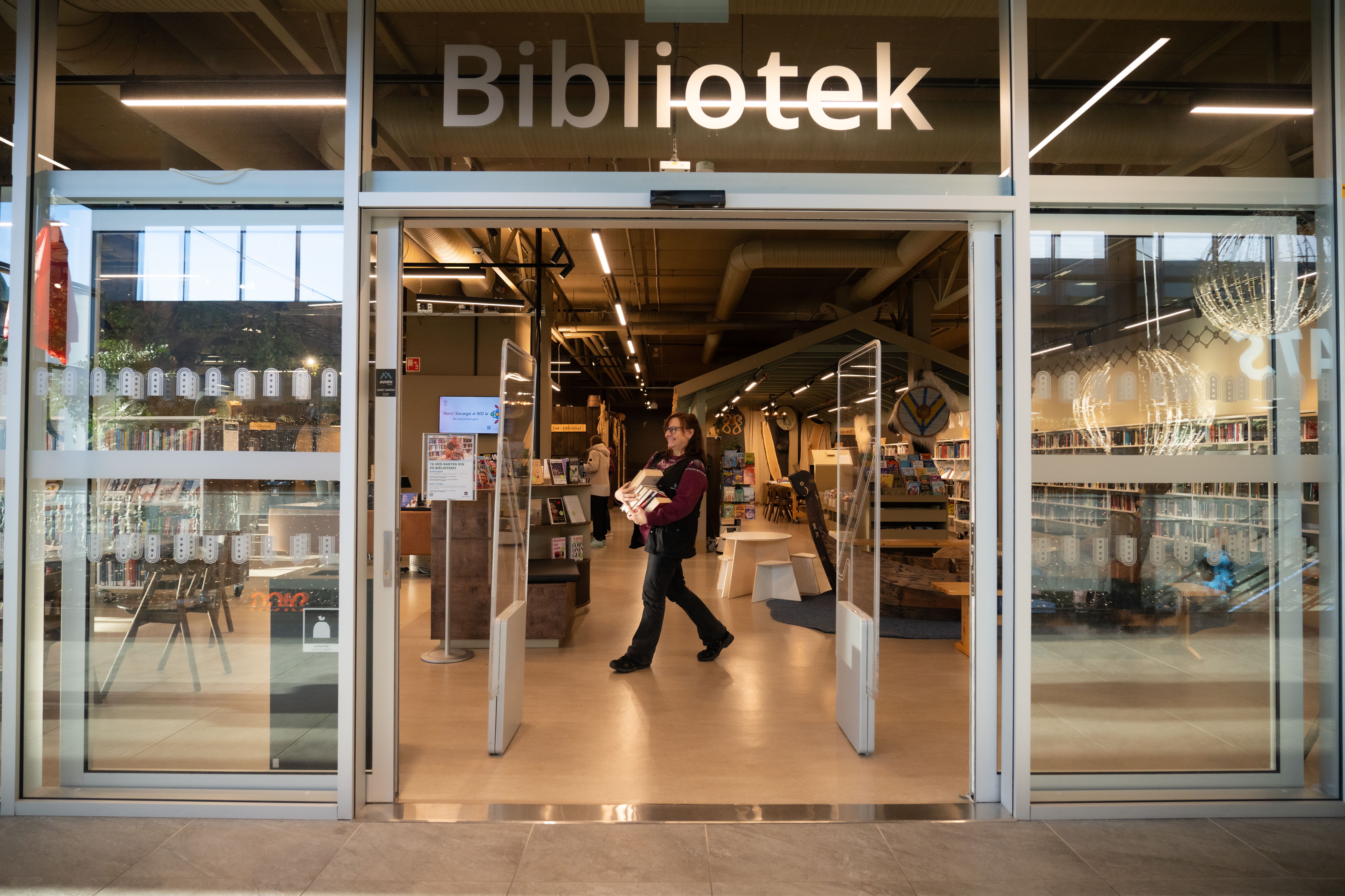 Foto fra inngangen til Madla bibliotek.