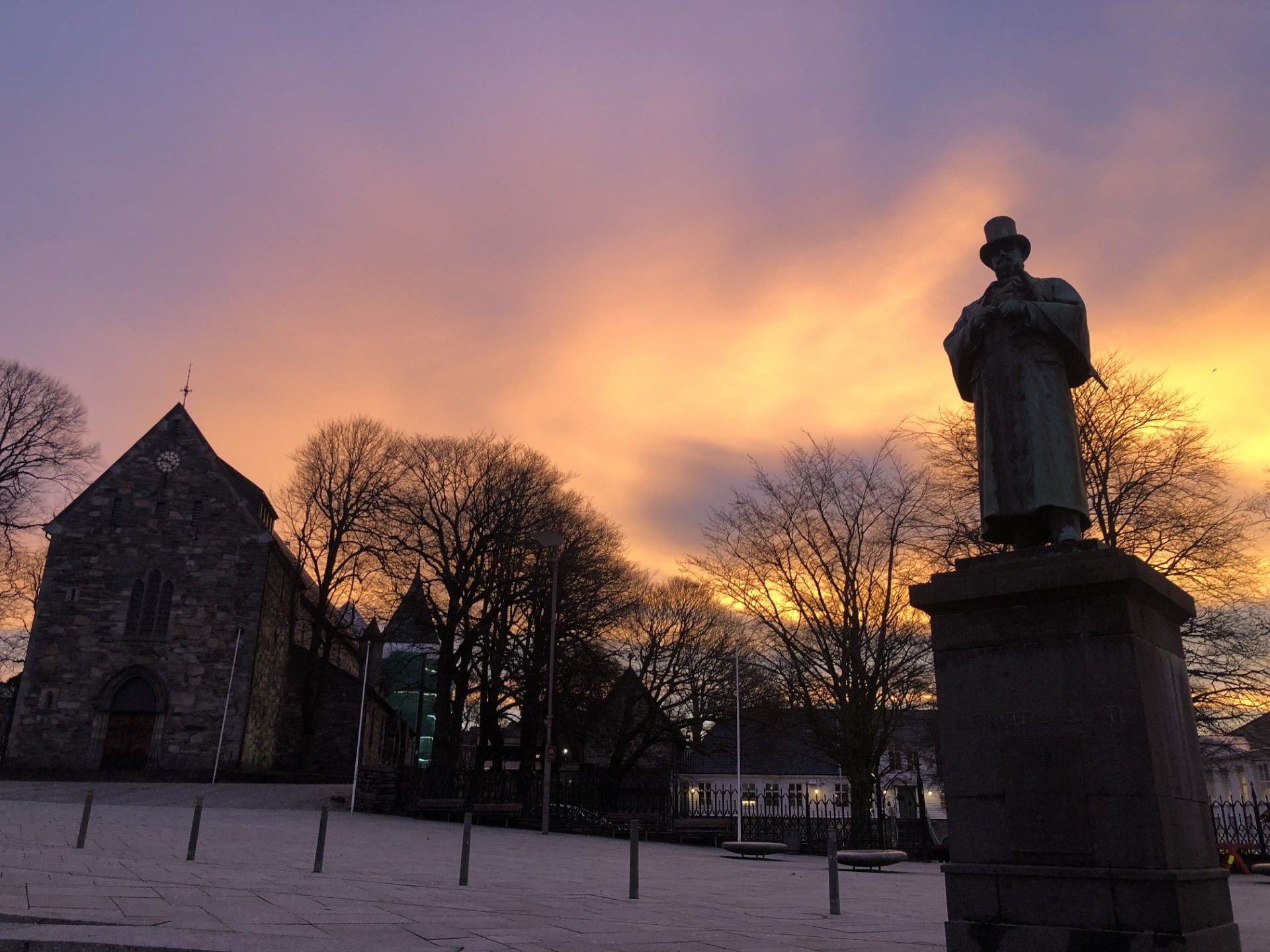 Foto av Kielland statue på torget i Stavanger 